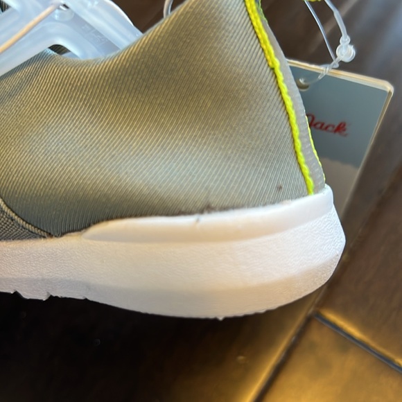 NWT Cat and Jack Toddlers Gender Neutral Austen Water Swim shoes in gray! - Picture 8 of 9